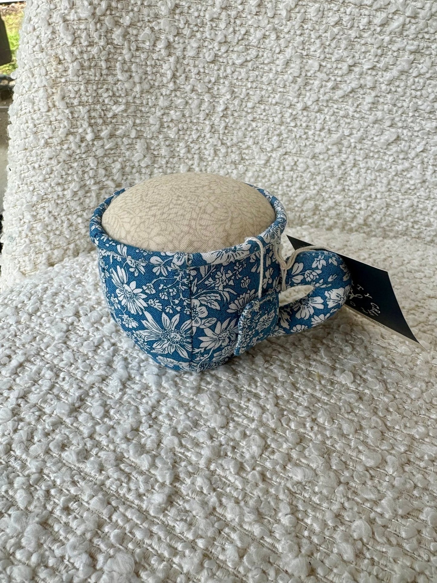 Pique - epingles tasse de thé en tissu LIBERTY - Gilbertine BrusselsGilbertine Brussels