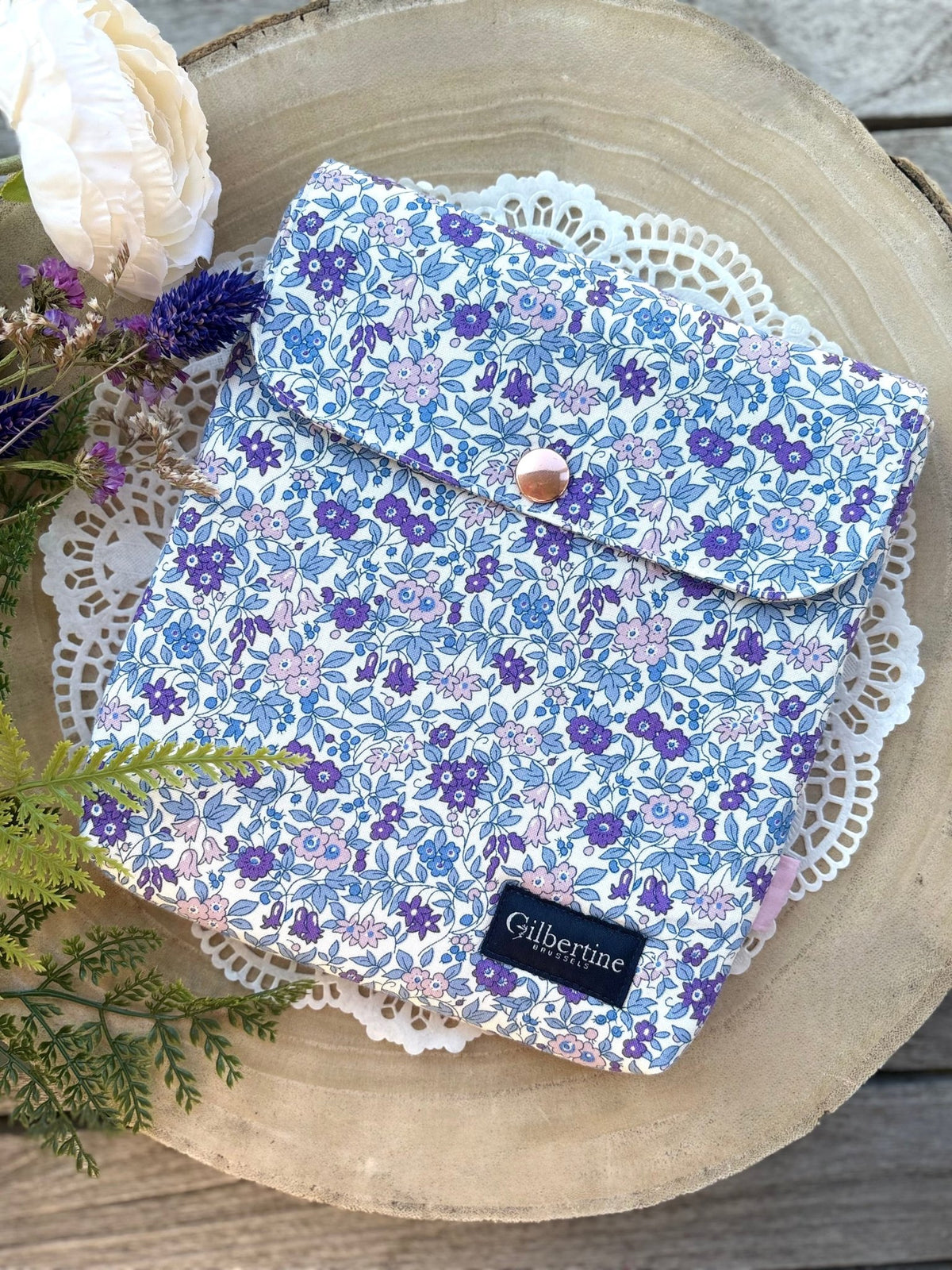 Pochette liseuse 7 pouces Bluebells - Gilbertine BrusselsGilbertine Brussels