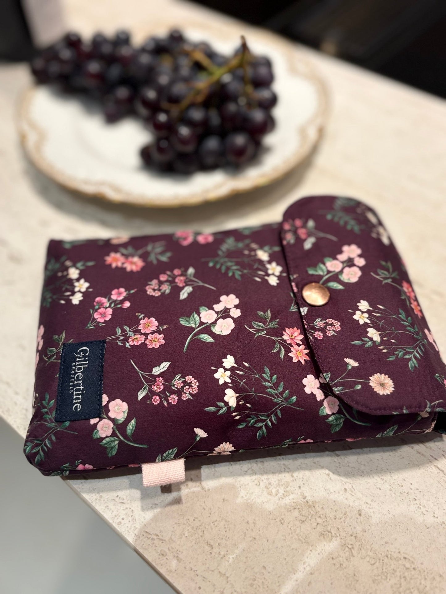 Pochette Livre de Poche Plum and cherry - Gilbertine BrusselsGilbertine Brussels