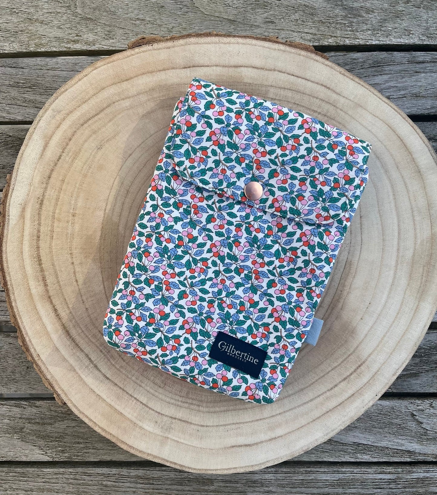 Pochette Livre de Poche Reading under the tree - Gilbertine BrusselsGilbertine Brussels