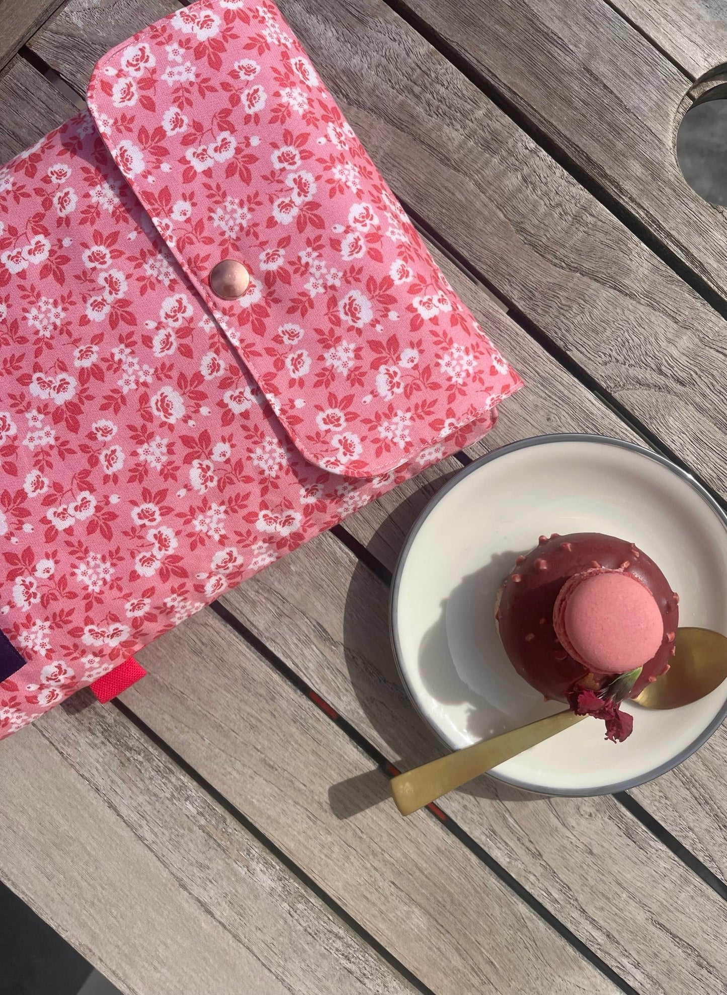 Pochette roman broché a cupcake with Rose 🌹 - Gilbertine BrusselsGilbertine BrusselsPochette livre