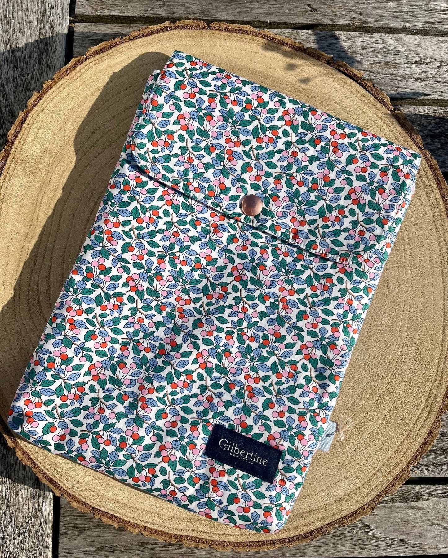 Pochette Roman broché 'Reading under the tree' - Gilbertine BrusselsGilbertine Brussels