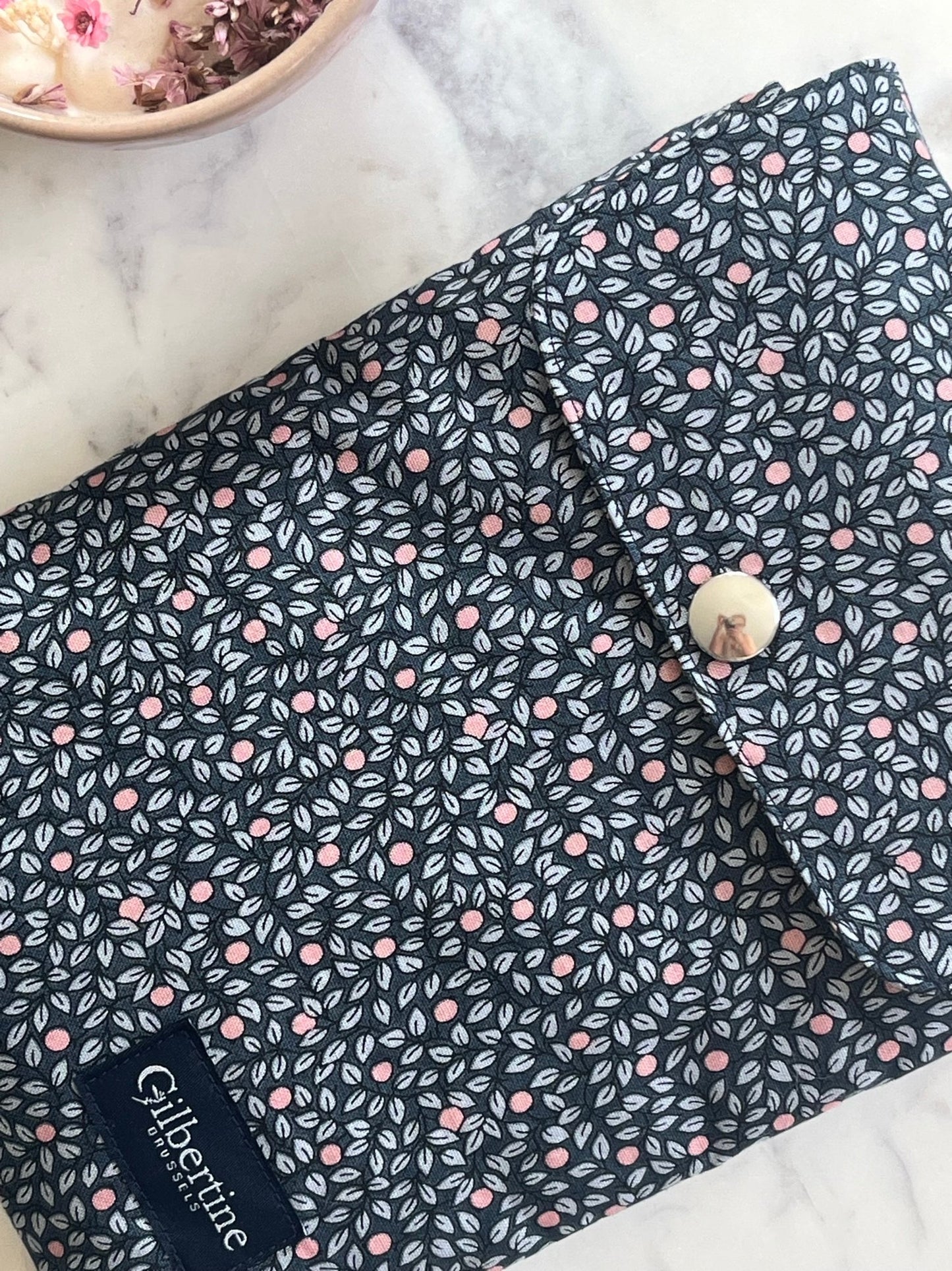 F&M Pochette Livre de Poche Cosy Leaves - Gilbertine BrusselsGilbertine BrusselsPochette livre