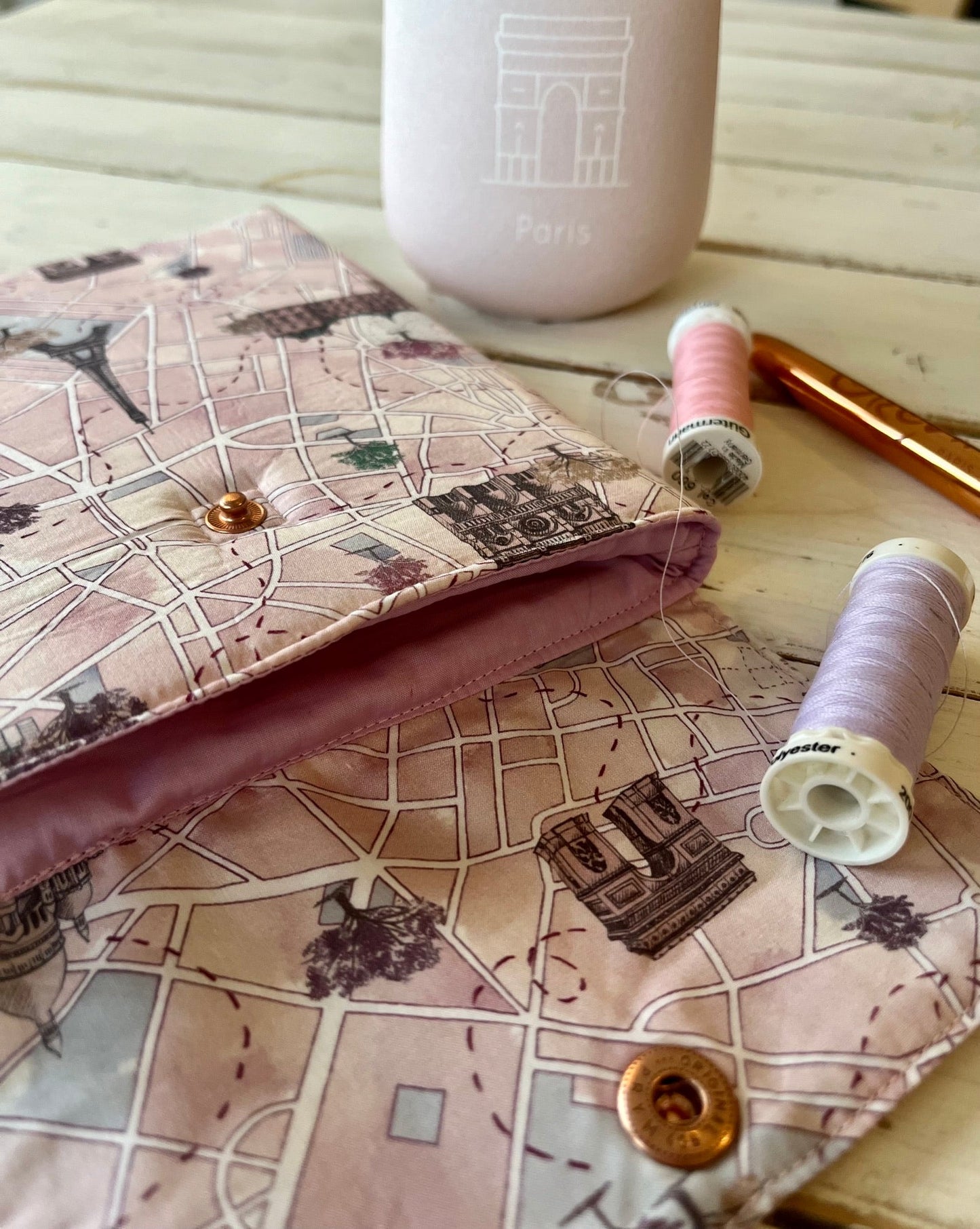 Pochette Liseuse Justine in Paris 6 pouces - Gilbertine BrusselsGilbertine Brusselspochette liseuse