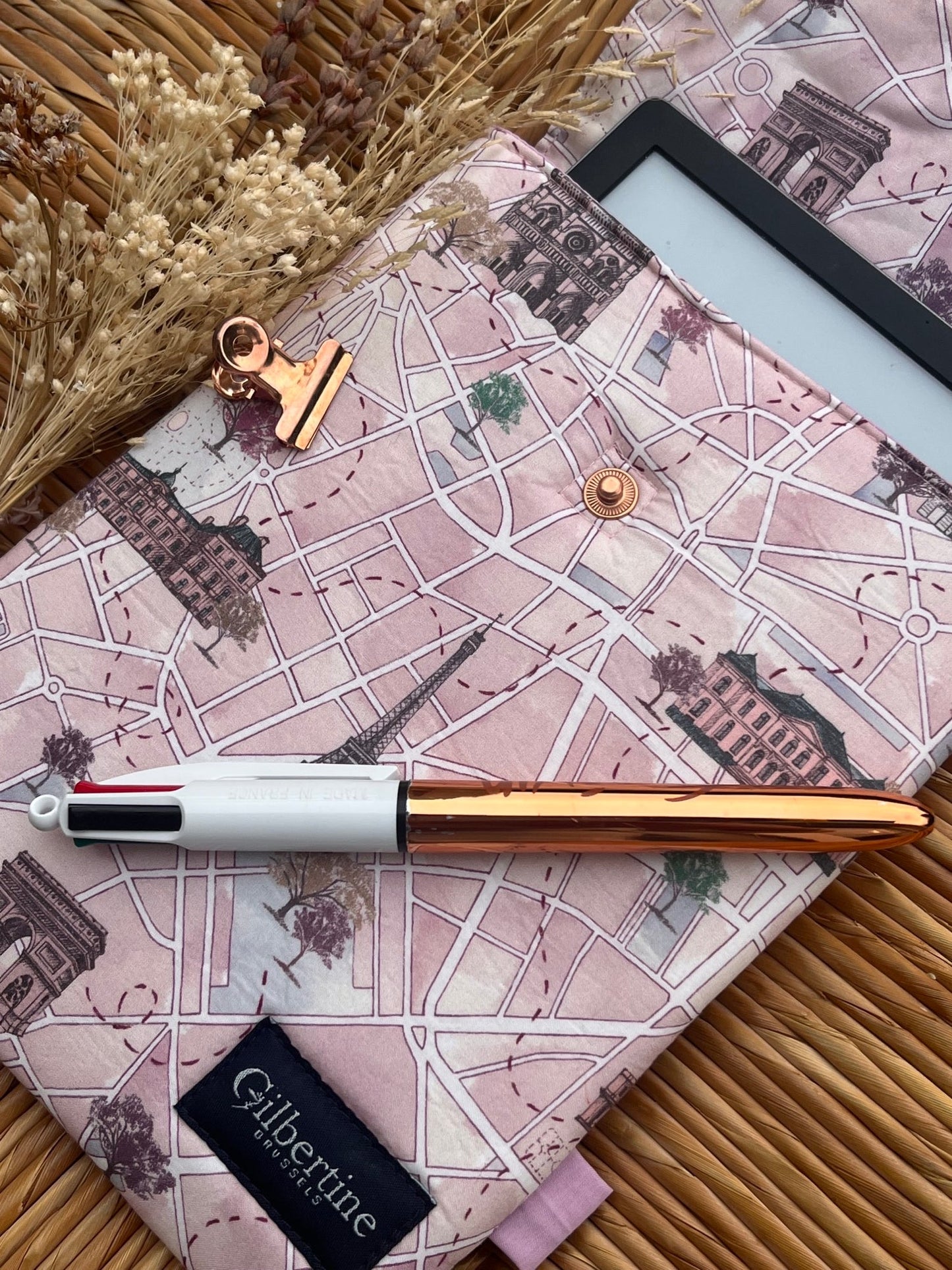 Pochette Liseuse Justine in Paris 6 pouces - Gilbertine BrusselsGilbertine Brusselspochette liseuse