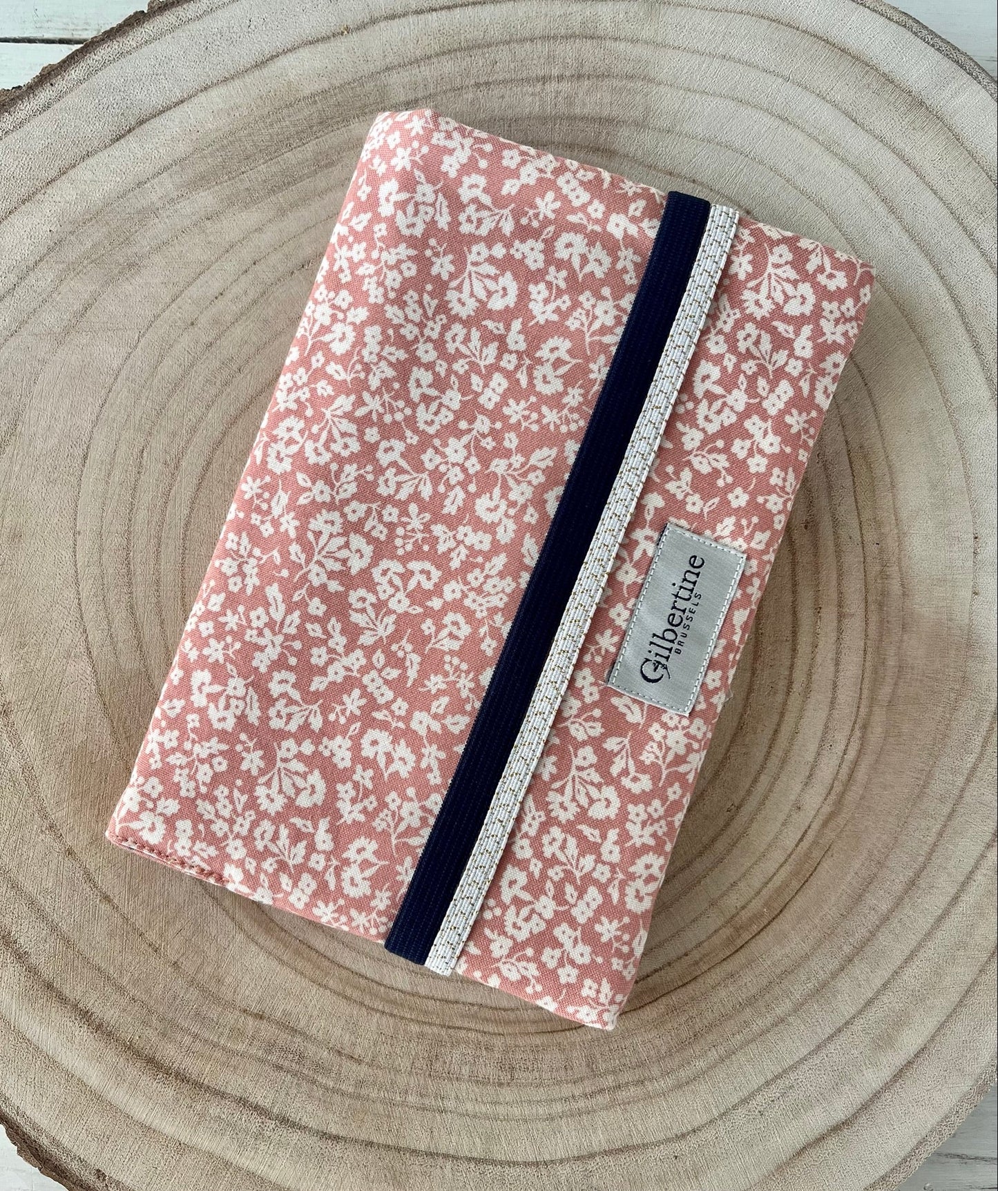 Couvre - livre de poche Flowery [adaptable] - Gilbertine BrusselsGilbertine Brussels
