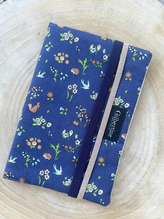 Couvre Livre de poche Into the woods🐿️ - Gilbertine BrusselsGilbertine Brussels