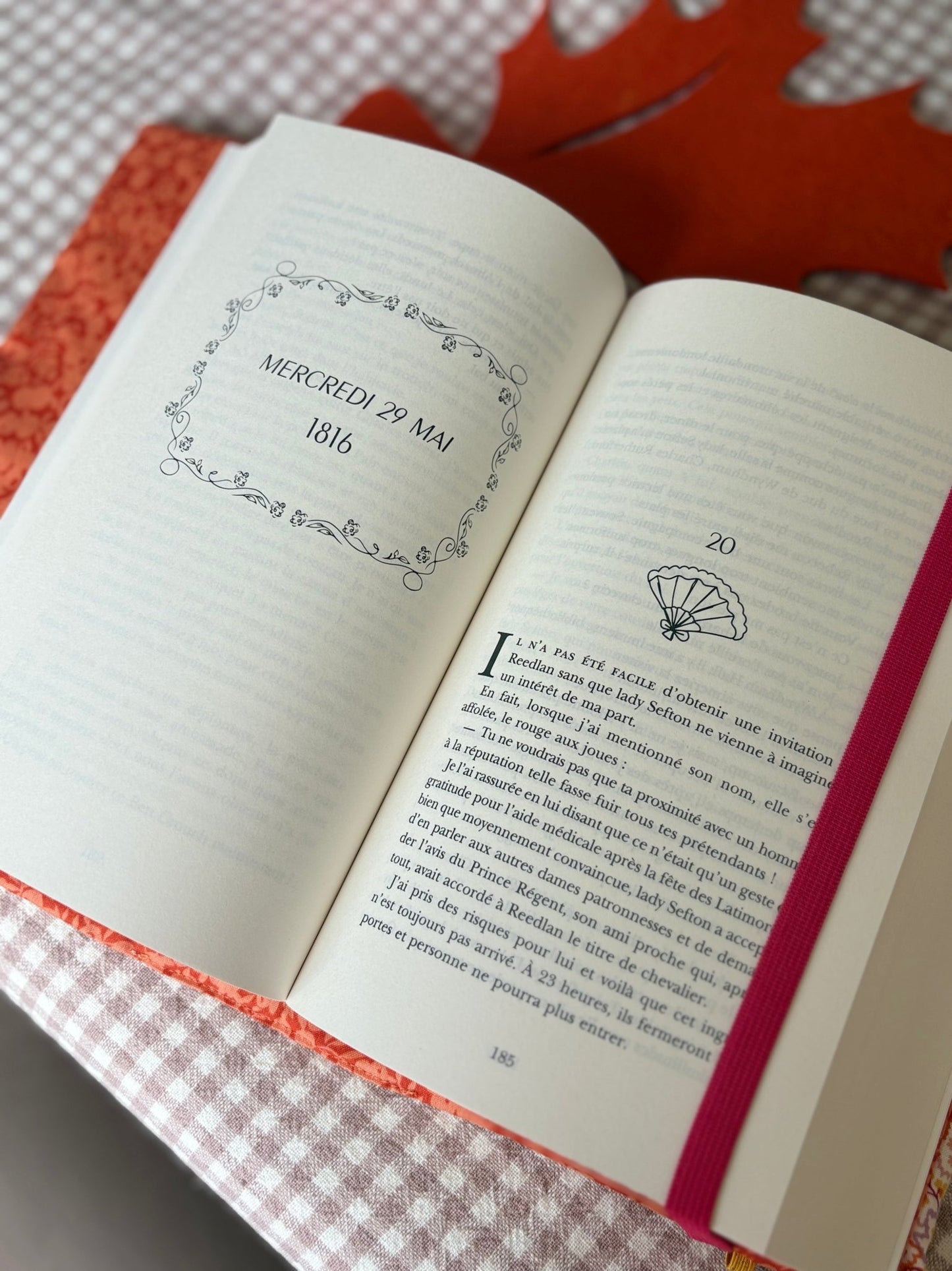 Couvre - livre roman broché Miss Maple 🍁 [adaptable] - Gilbertine BrusselsGilbertine Brussels