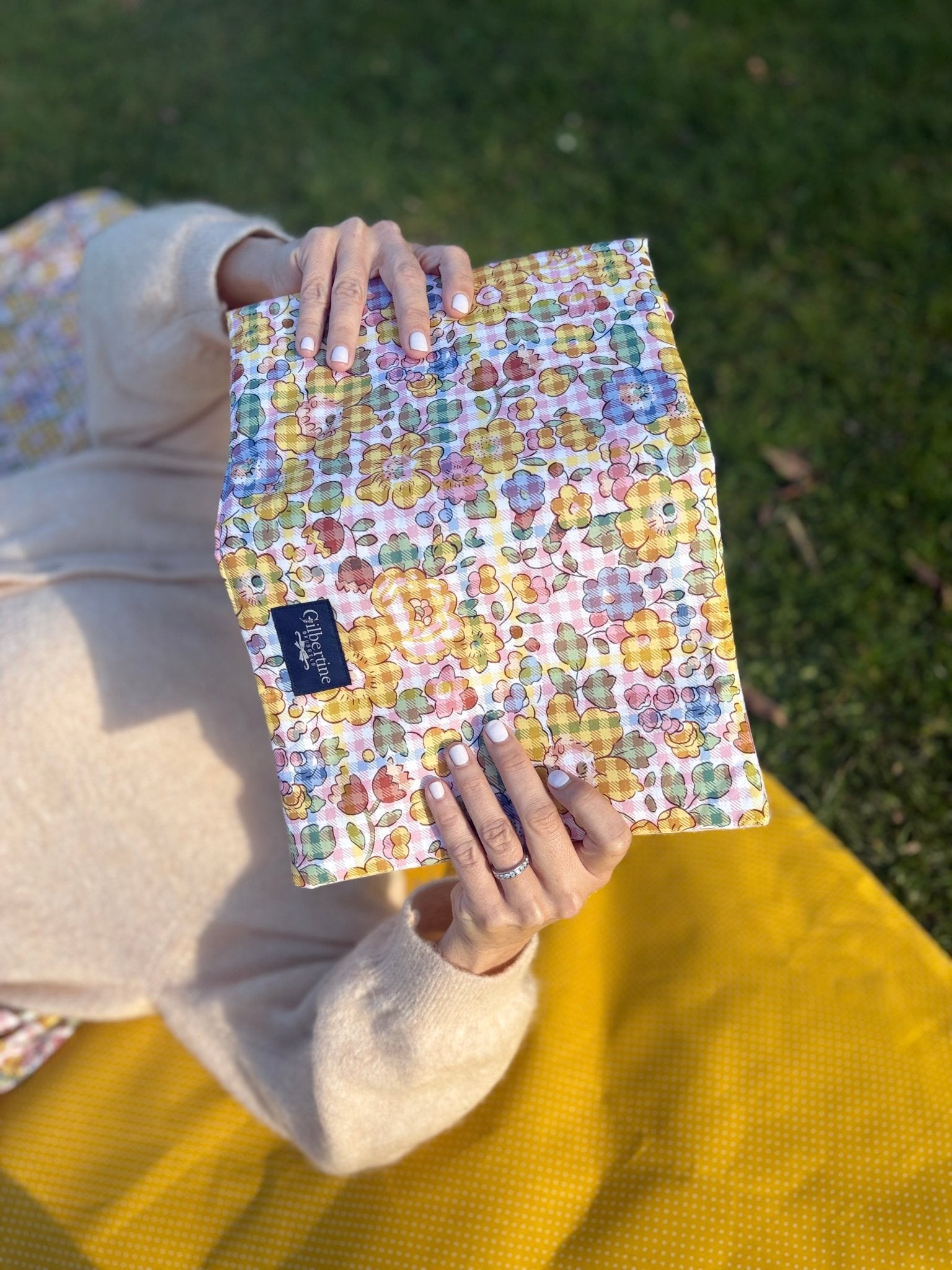 Couvre - livre roman broché Sunny piazza ☀️ - Gilbertine BrusselsGilbertine Brussels