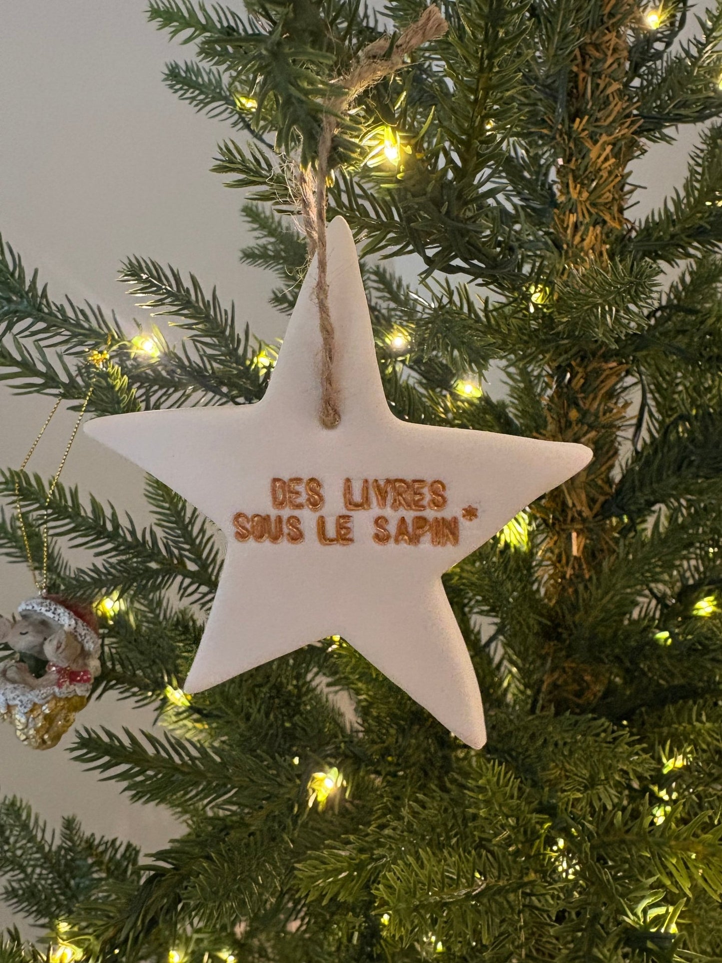 Déco de sapin ‘ des livres sous le sapin’ - Gilbertine BrusselsGilbertine Brussels