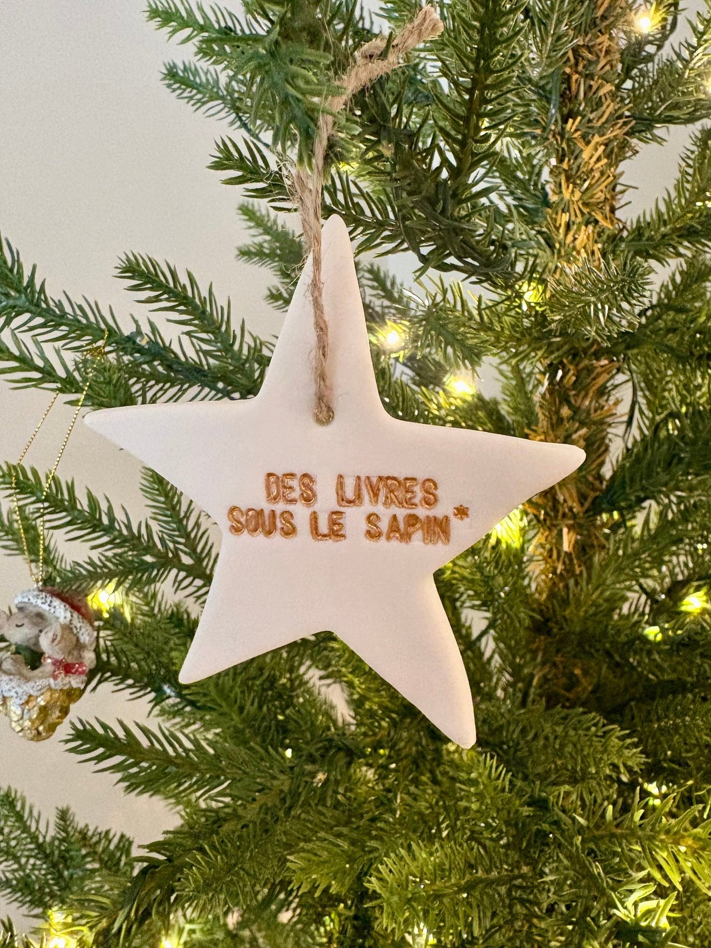 Déco de sapin ‘ des livres sous le sapin’ - Gilbertine BrusselsGilbertine Brussels