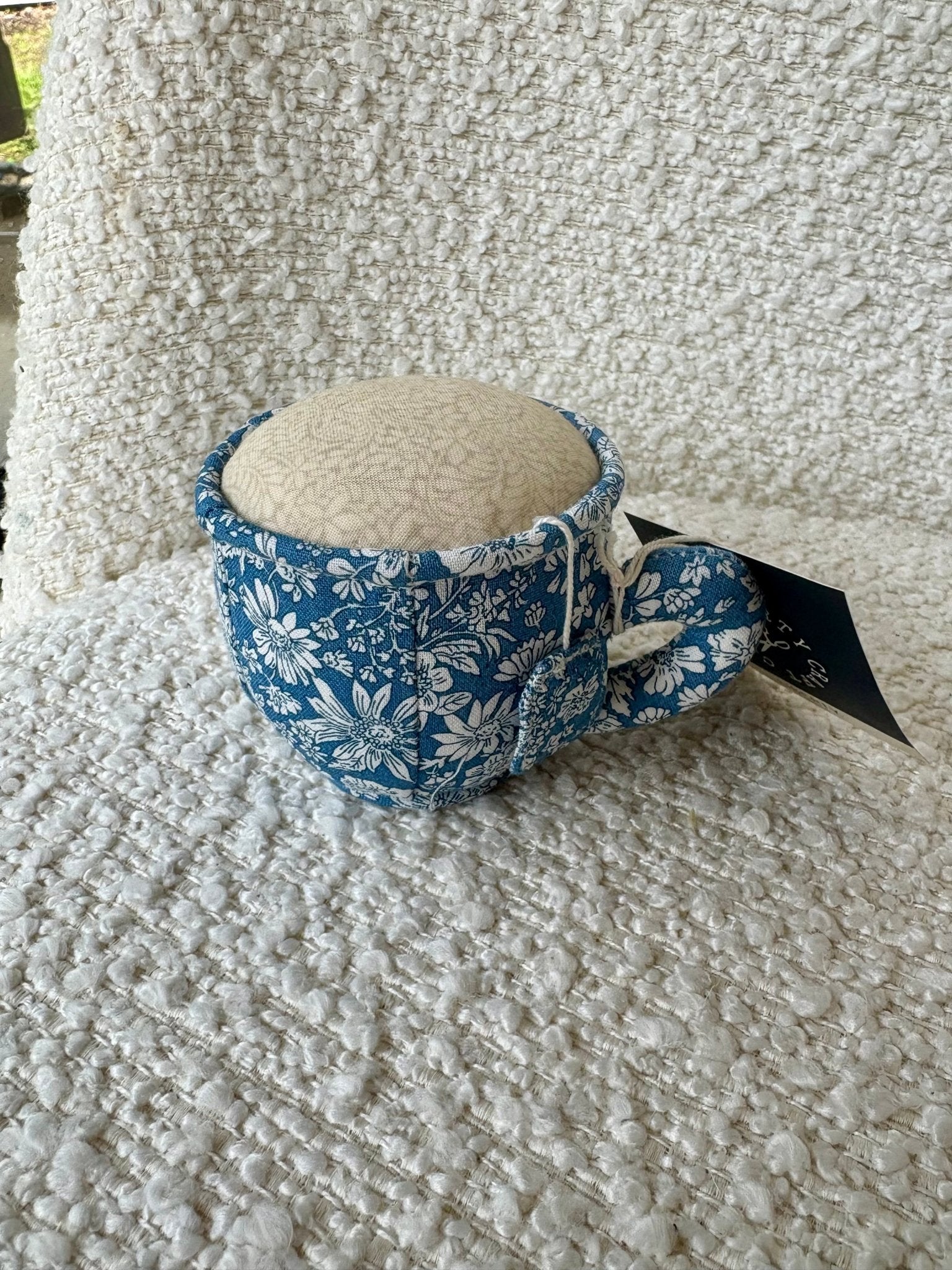 Pique - epingles tasse de thé en tissu LIBERTY - Gilbertine BrusselsGilbertine Brussels