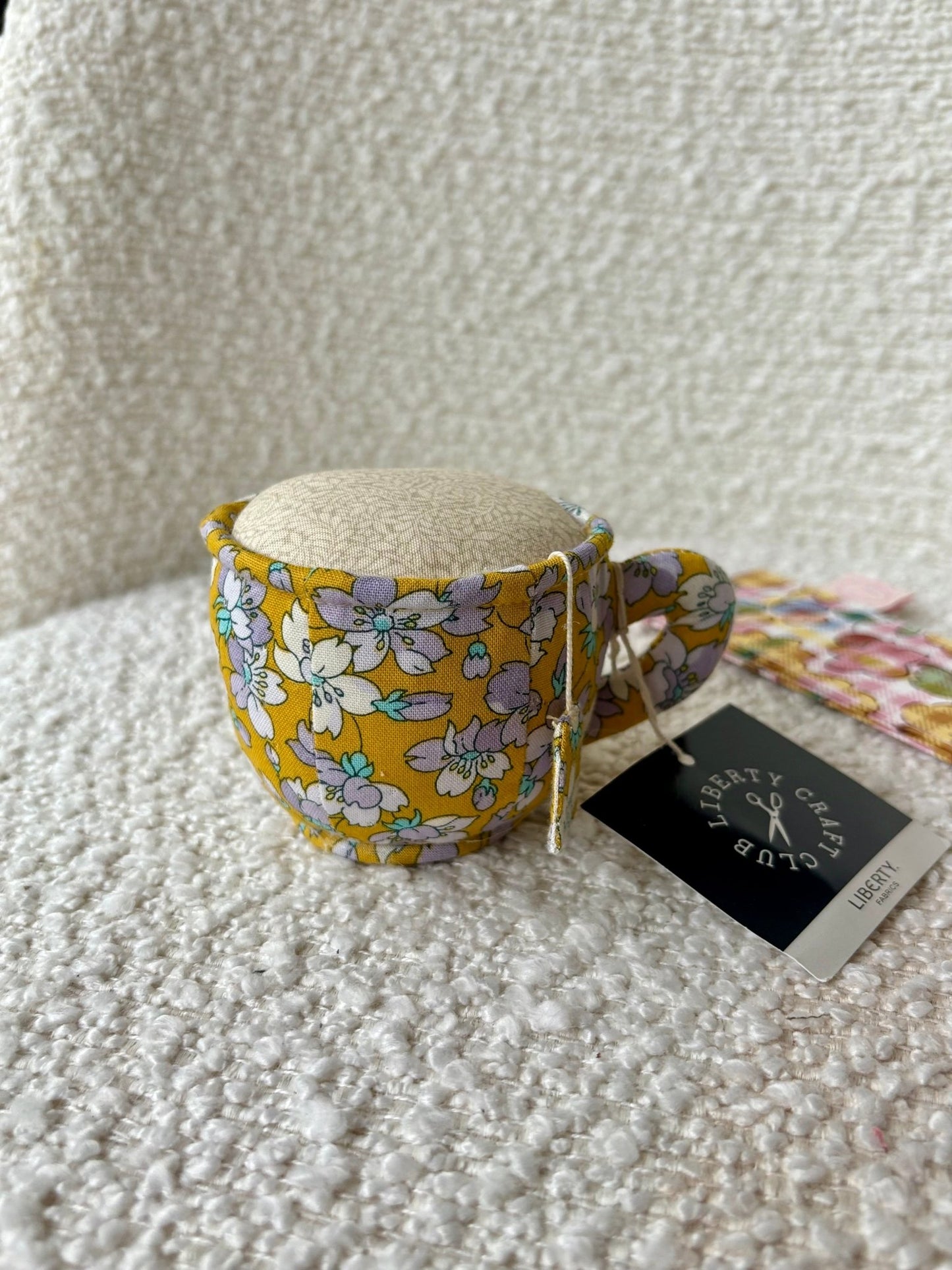 Pique - epingles tasse de thé en tissu LIBERTY - Gilbertine BrusselsGilbertine Brussels