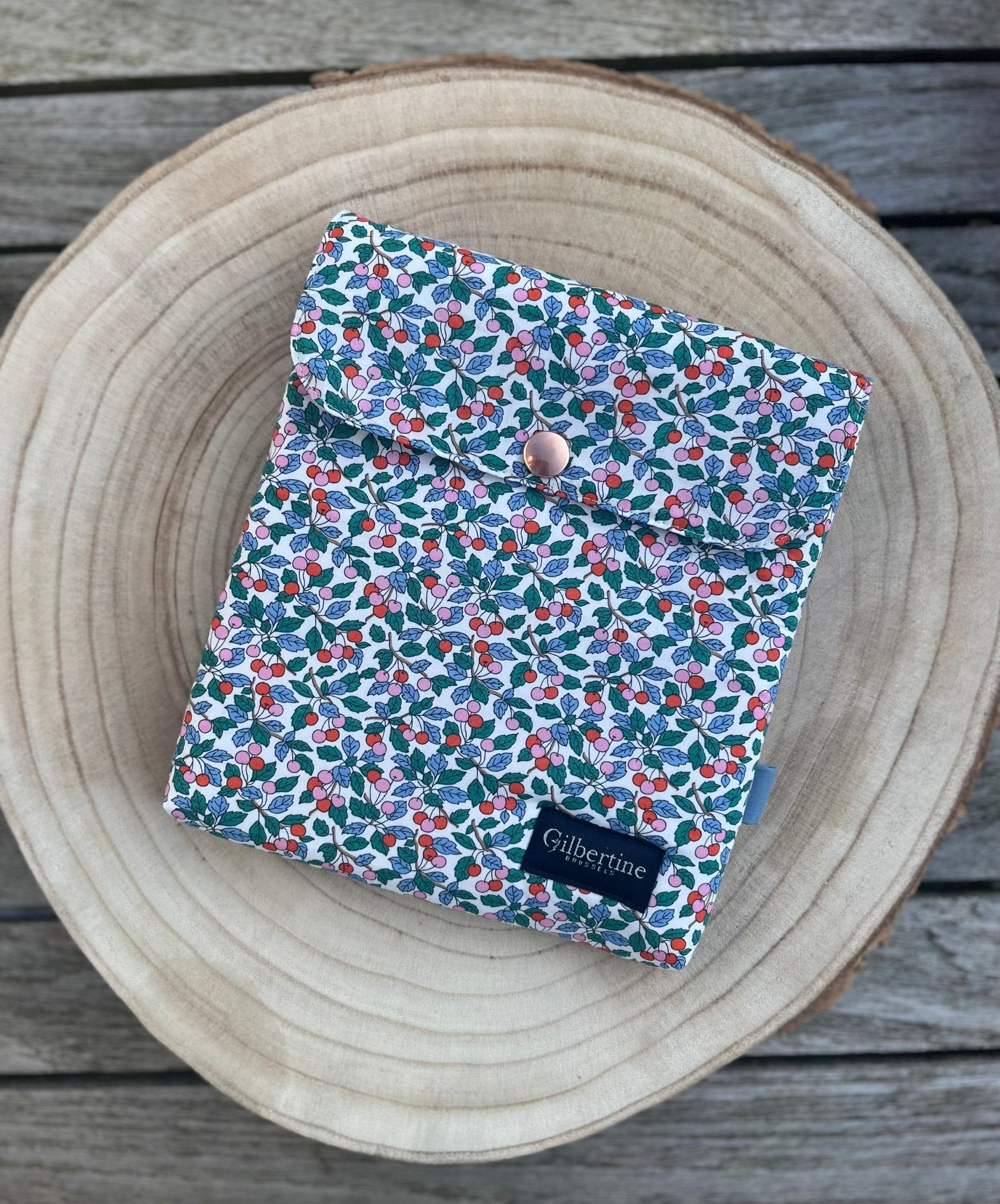 Pochette liseuse 7 pouces Reading under the tree - Gilbertine BrusselsGilbertine Brussels