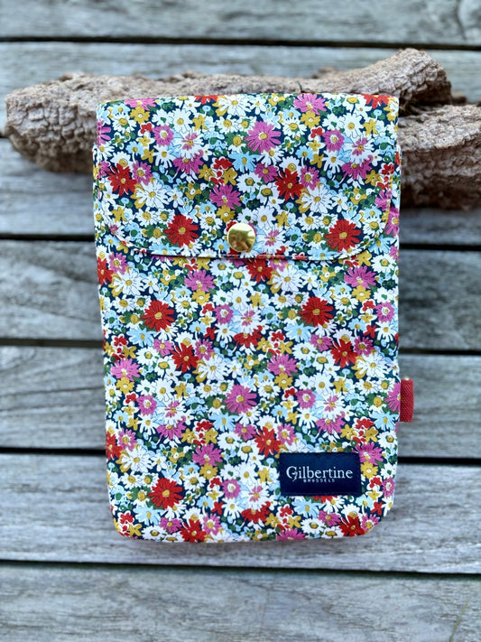 Pochette Livre de Poche Reading at the cabin - Gilbertine BrusselsGilbertine Brussels