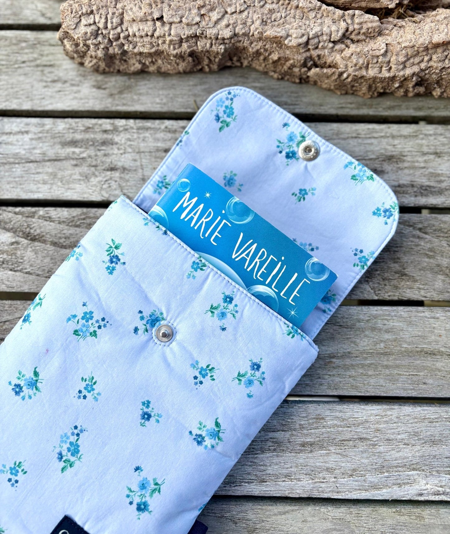 Pochette Livre de Poche Under the umbrella [ Liberty X Bridgerton ] - Gilbertine BrusselsGilbertine Brussels