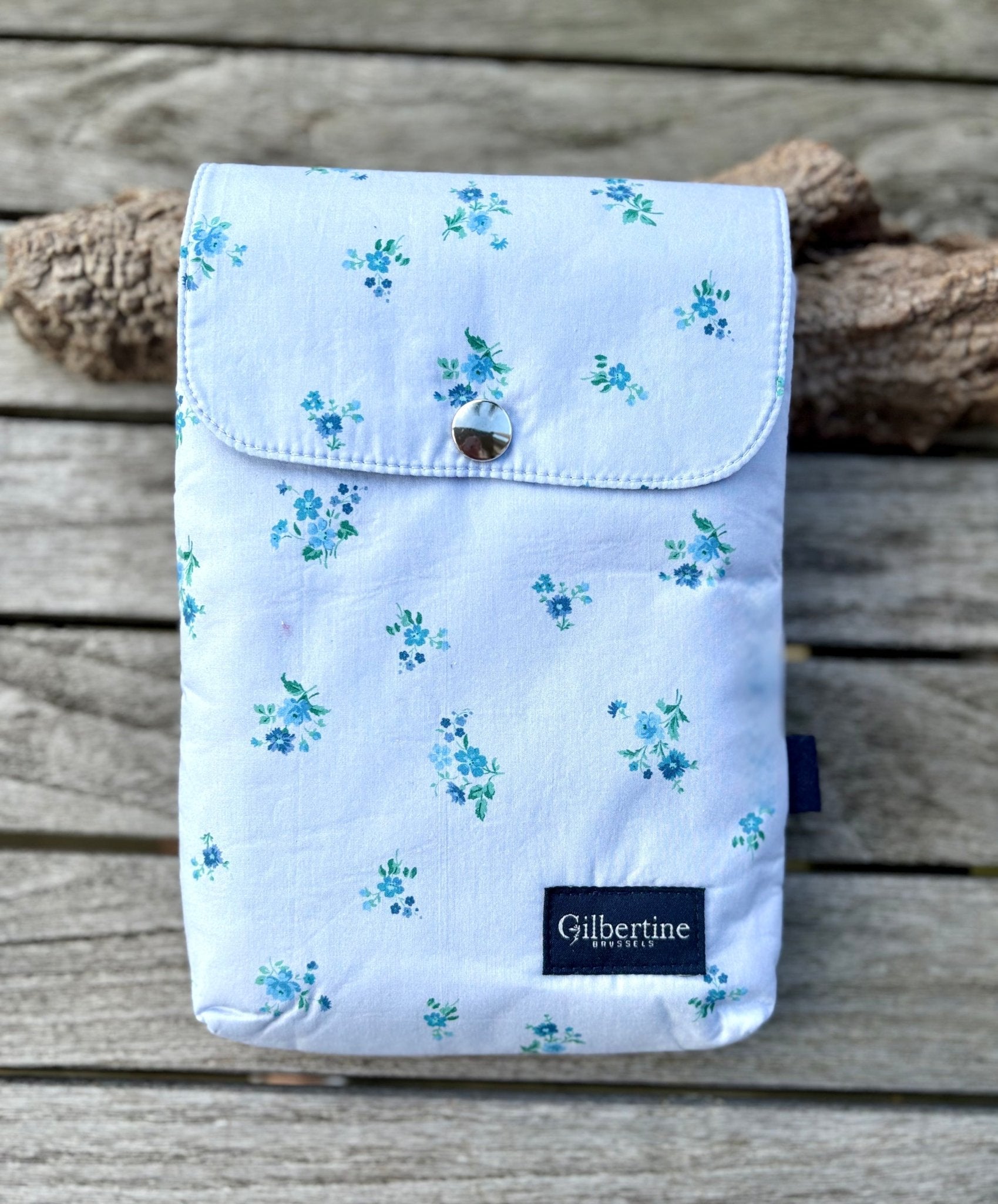 Pochette Livre de Poche Under the umbrella [ Liberty X Bridgerton ] - Gilbertine BrusselsGilbertine Brussels