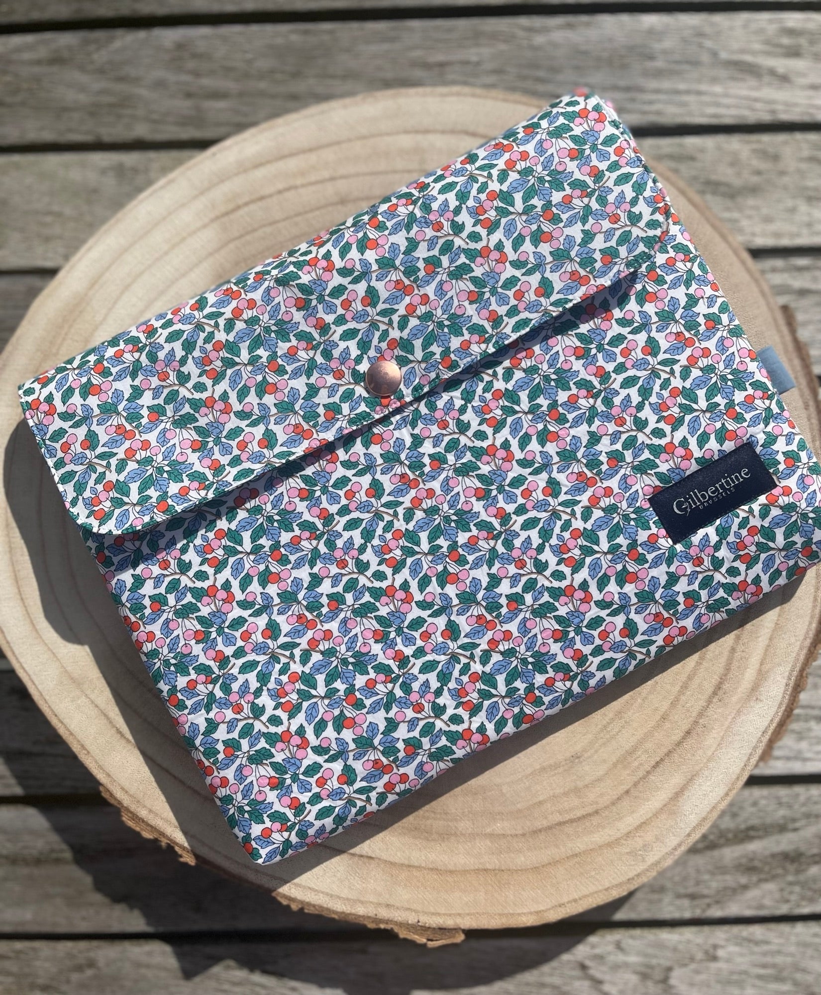 Pochette Reading under the tree - Gilbertine BrusselsGilbertine Brussels
