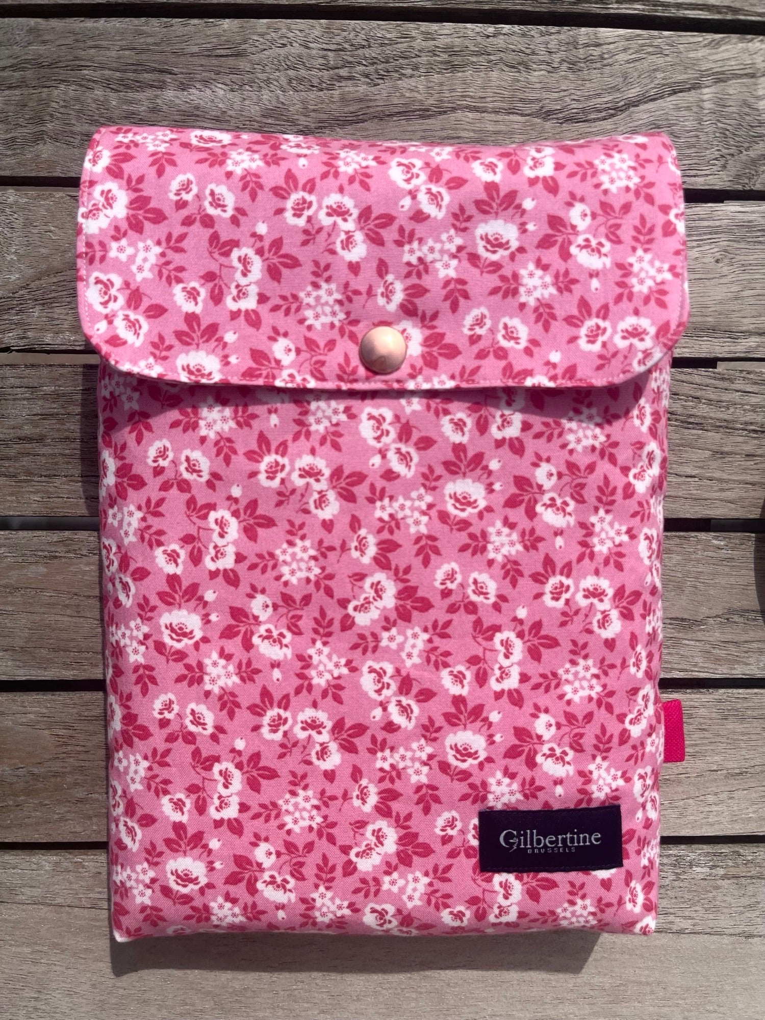 Pochette roman broché a cupcake with Rose 🌹 - Gilbertine BrusselsGilbertine BrusselsPochette livre