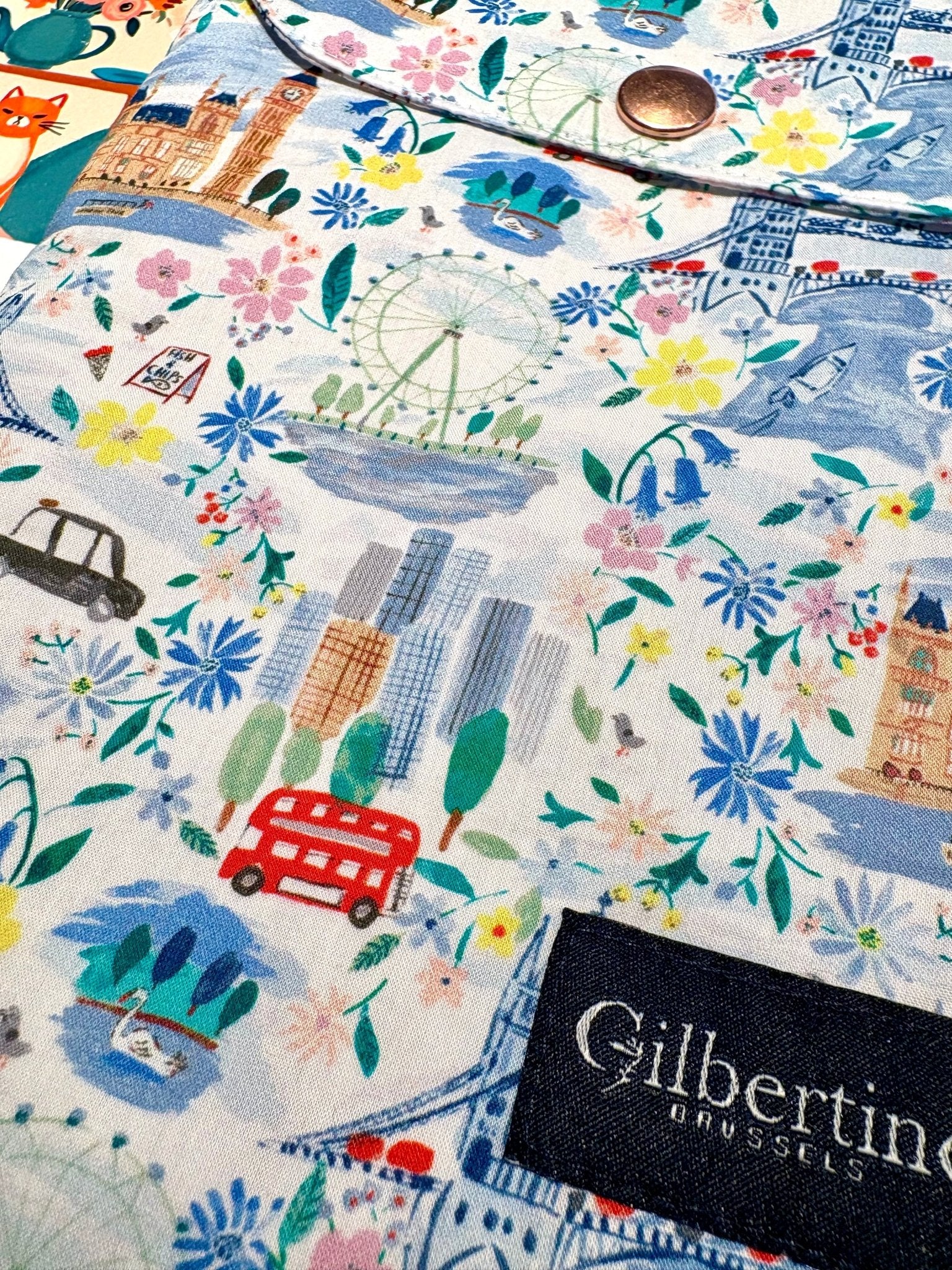 Pochette roman broché London calling 💂‍♀️ - Gilbertine BrusselsGilbertine Brussels