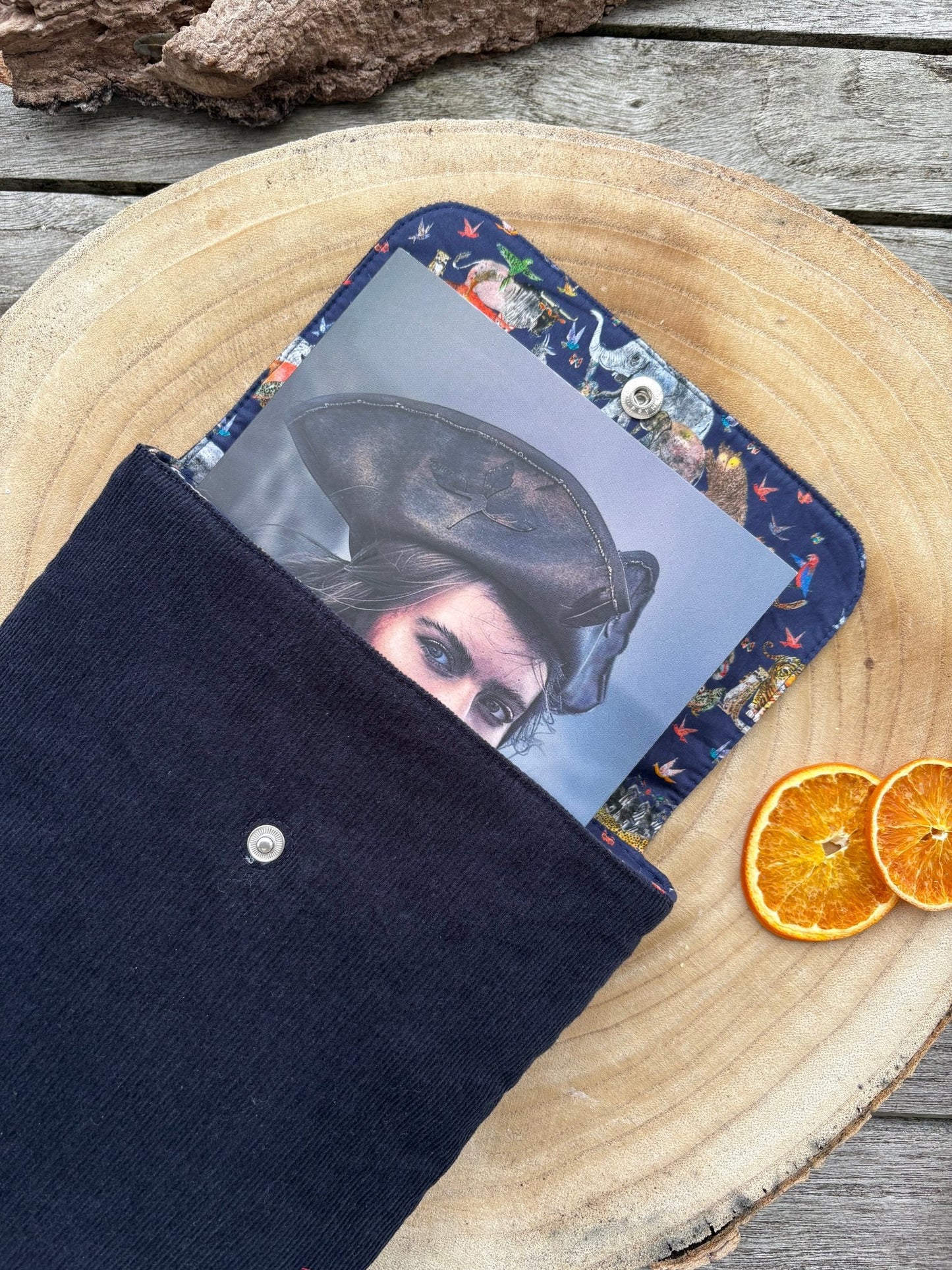 Pochette roman broché Parrot’s nest - Gilbertine BrusselsGilbertine Brussels