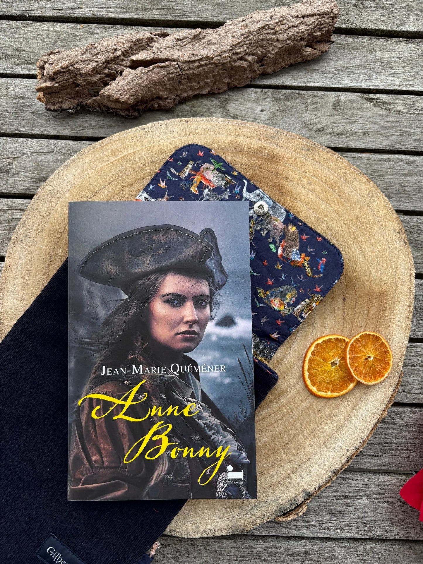 Pochette roman broché Parrot’s nest - Gilbertine BrusselsGilbertine Brussels