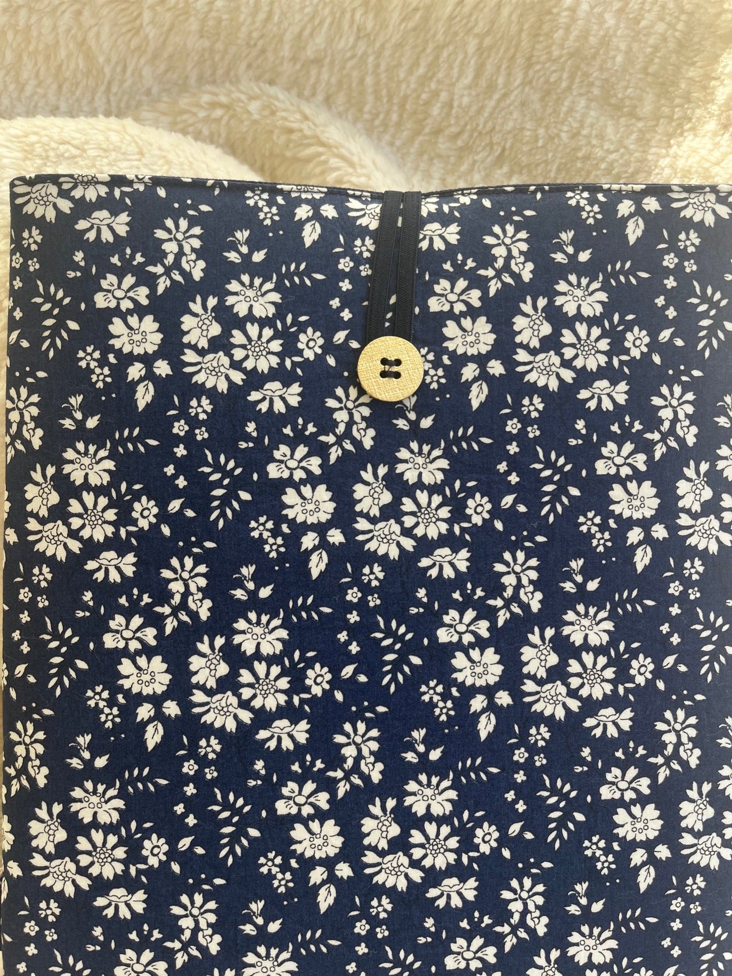 Pochette roman tablette Emilia - Gilbertine BrusselsGilbertine Brussels