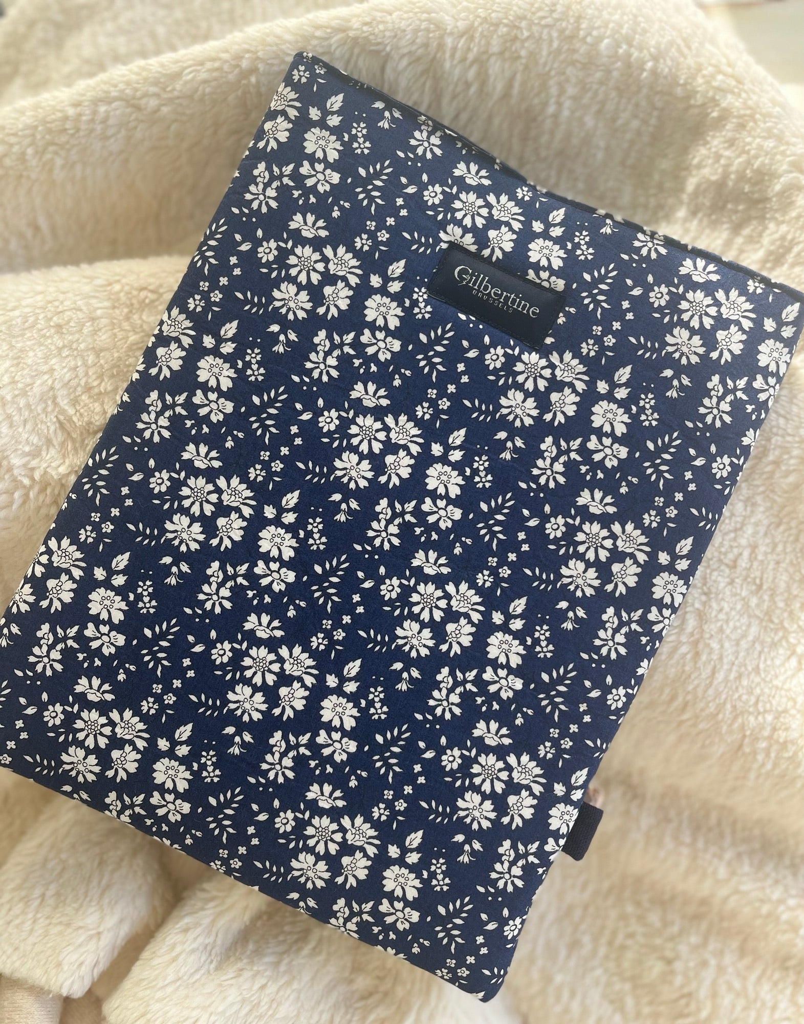 Pochette roman tablette Emilia - Gilbertine BrusselsGilbertine Brussels