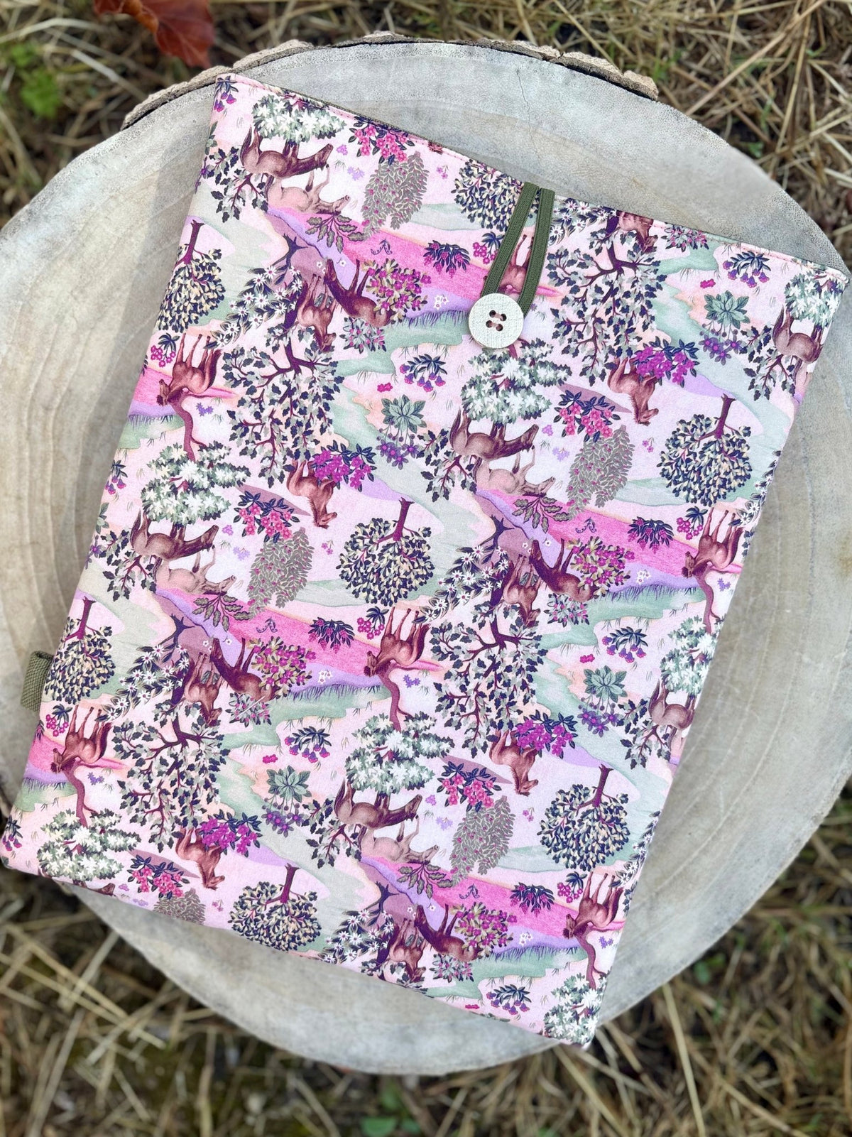 Pochette roman/tablette Enchanted Forest 🐎🌳 - Gilbertine BrusselsGilbertine Brussels