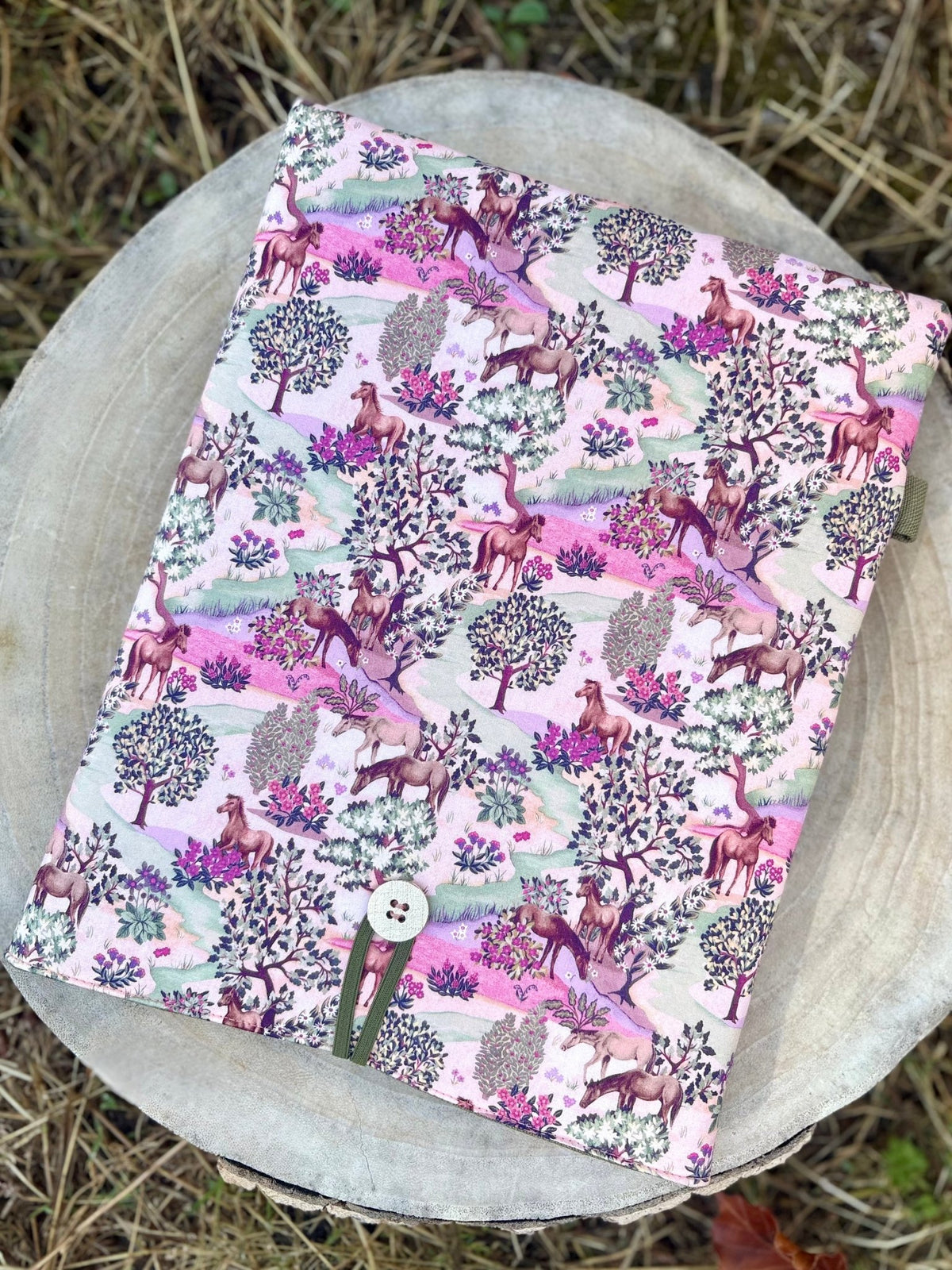 Pochette roman/tablette Enchanted Forest 🐎🌳 - Gilbertine BrusselsGilbertine Brussels