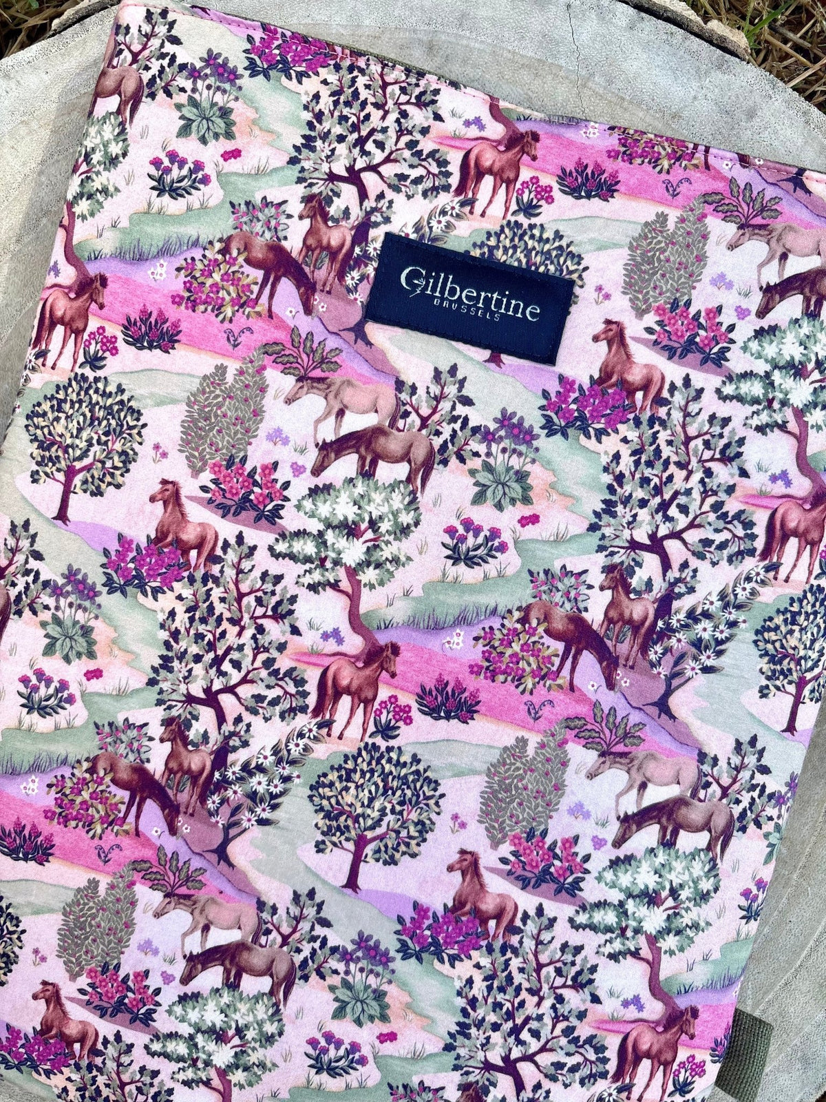 Pochette roman/tablette Enchanted Forest 🐎🌳 - Gilbertine BrusselsGilbertine Brussels