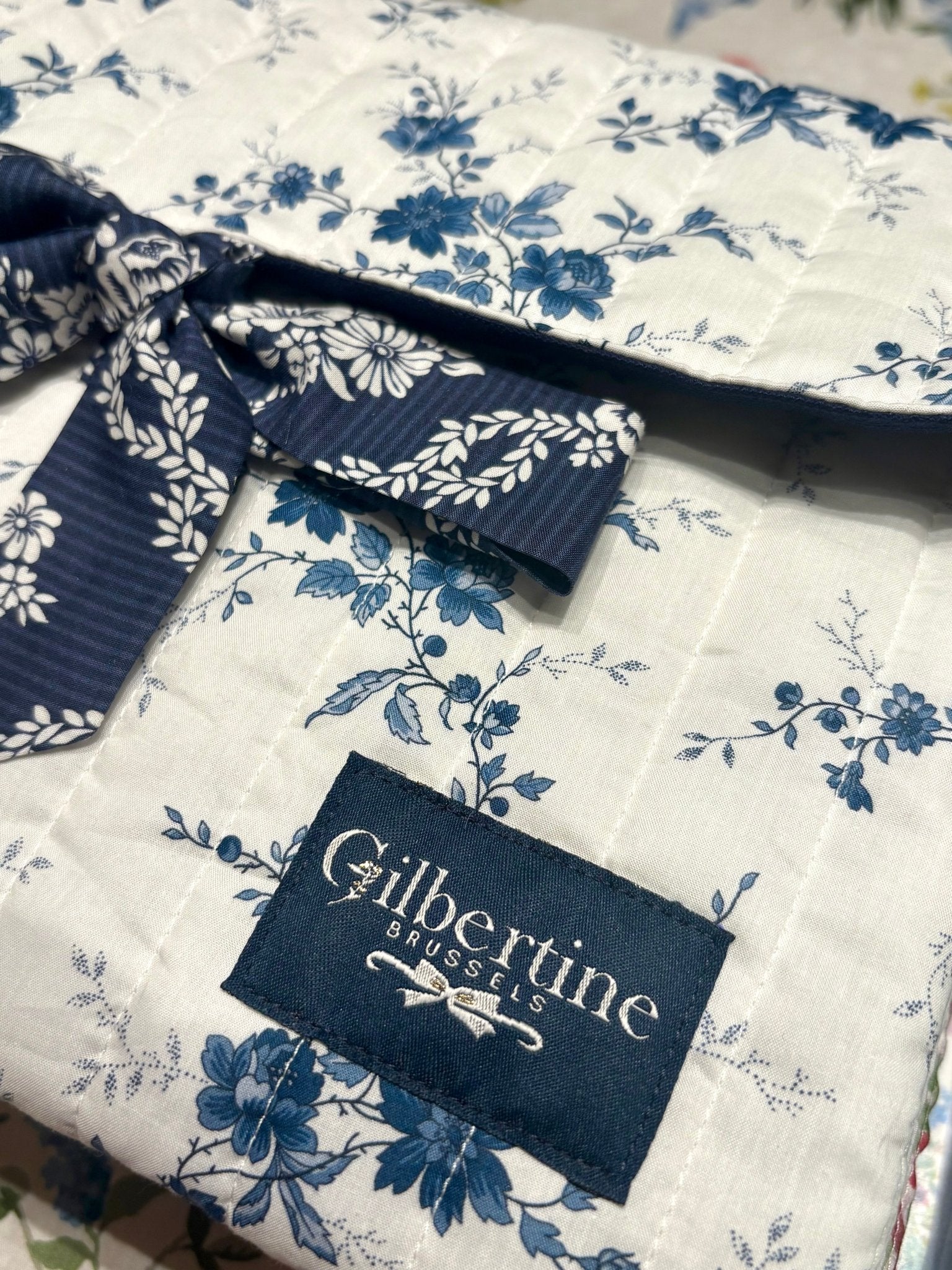 Pochette ruban Queen’s lady ( format roman ) - Gilbertine BrusselsGilbertine Brussels