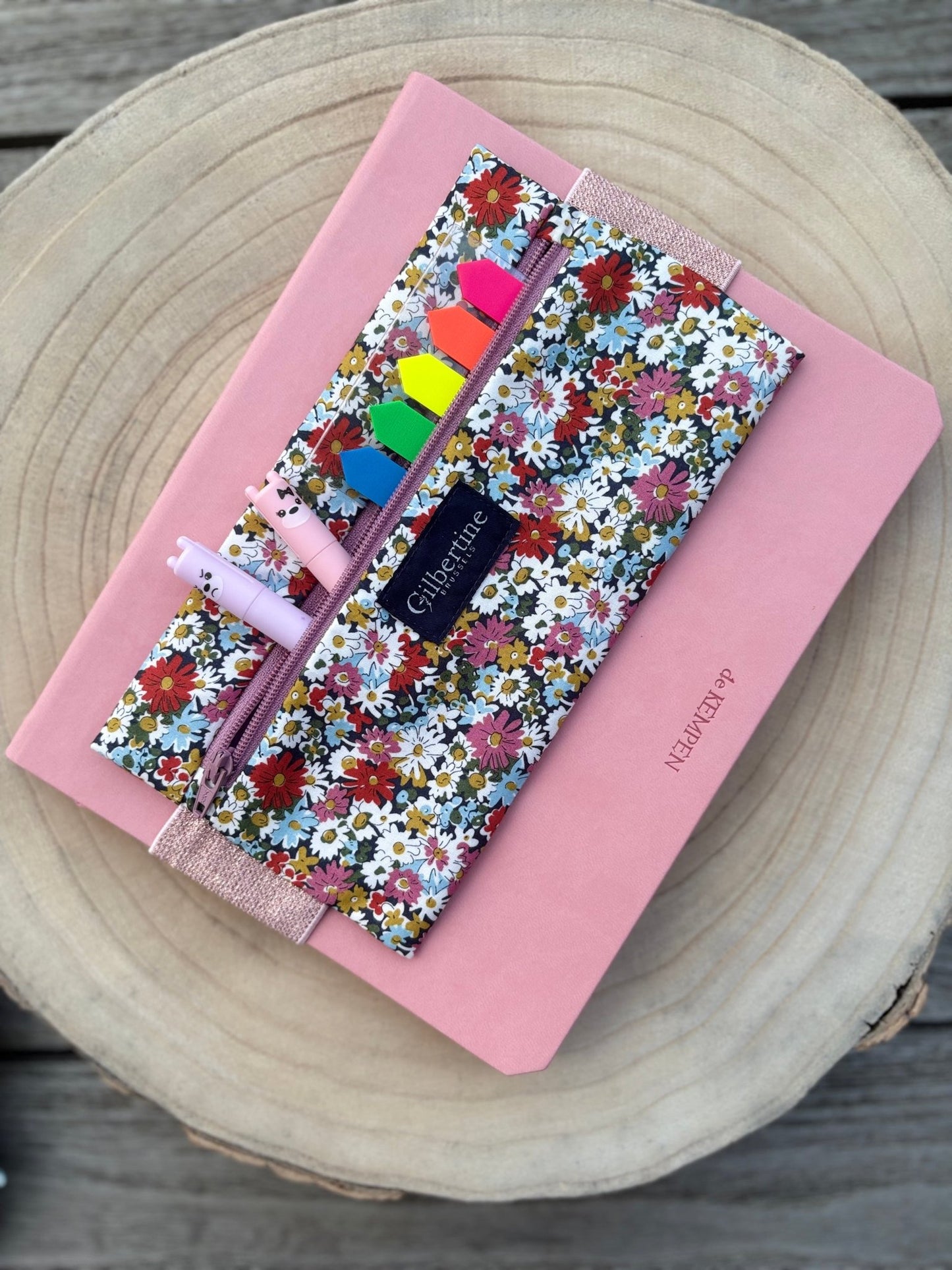 Trousse plumier Reading at the cabin - Gilbertine BrusselsGilbertine Brussels