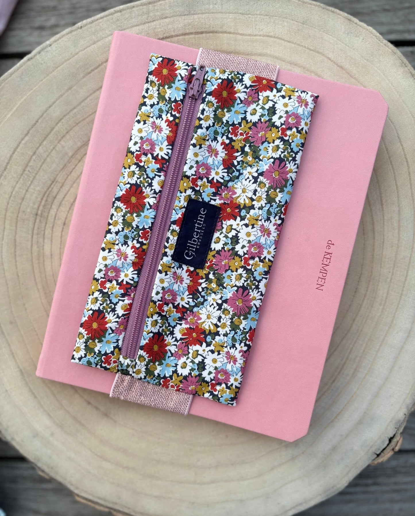 Trousse plumier Reading at the cabin - Gilbertine BrusselsGilbertine Brussels